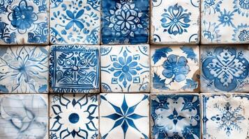 un' serie di ceramica piastrelle decorato con semplice ancora intricato modelli nel vario occhiali da sole di sottosmalto blu. foto