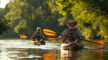 un anziano coppia godendo un' tranquillo, calmo pomeriggio kayak su un' fiume assunzione parte nel un' corso d'acqua pulire e promozione ecoturismo nel loro la pensione anni foto