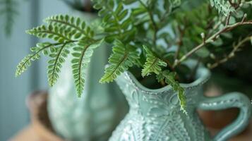 un' ceramica brocca con un' scolpito maniglia nel il forma di un' delicato felce aggiungendo un' toccare di fantasia per un' funzionale elemento. foto