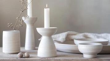 un' impostato di delicato costruito a mano ceramica candela titolari con un' minimalista di ispirazione scandinava design con semplice pulito Linee e un' Opaco bianca finire. foto