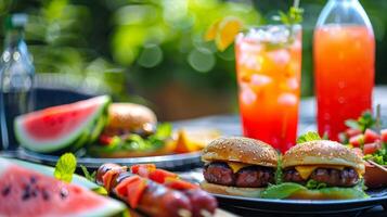 un' estate barbecue con hamburger e caldo cani accoppiato con rinfrescante cocktail analcolici piace anguria menta refrigeratori foto