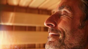 un' avvicinamento di un' persone viso con un' tranquillo, calmo espressione mentre essi sedersi nel un' sauna riferimento Come sauna uso può ridurre fatica e equilibrio ormone livelli. foto