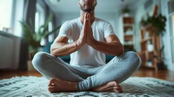 un' uomo fare yoga pose nel il suo vivente camera incorporare consapevolezza e rilassamento in il suo benessere Piano foto