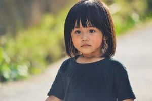 una bambina si diverte e corre. un sorriso sincero sul volto di una bambina malese. foto