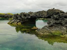 tunnel di lava, isola di isabela, galapagos foto