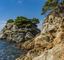 paesaggio marino della zona turistica della costa brava vicino alla città di lloret de mar in spagna foto