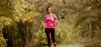 donna in buona salute che si allena per la maratona all'aperto nel vicolo foto