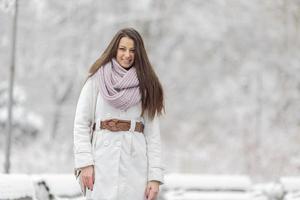 giovane donna in inverno foto