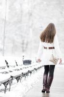 giovane donna in inverno foto