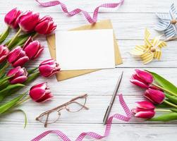 tulipani rosa primaverili e biglietto di auguri foto