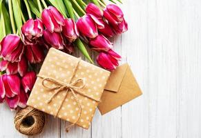 confezione regalo e bouquet di tulipani foto