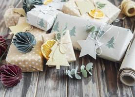 scatola regalo decorativa natalizia fatta in casa avvolta in carta kraft marrone foto