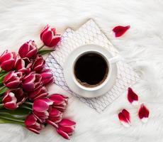 tazza di caffè e tulipani rosa foto