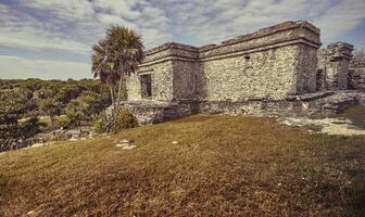 edificio maya sulla collina foto