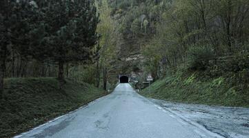 montagna strada nel il dolomiti foto