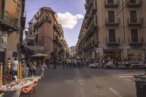 Visualizza di attraverso maqueda nel palermo pieno di persone a piedi in giro foto