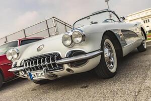 vicenza Italia 19 marzo 2024 squisito dettaglio di un' primo serie 1950 chevrolet corvetta in mostra Vintage ▾ eleganza foto