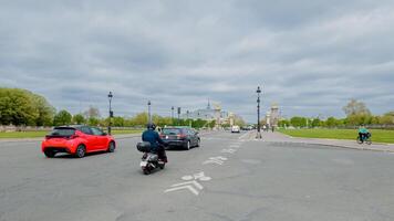 urbano pendolarismo con macchine, un' scooter, e un' ciclista su un' strada principale per un' storico città punto di riferimento sotto un' nuvoloso cielo, adatto per viaggio e urbano stile di vita temi foto