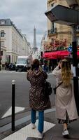 turisti cattura il maestoso eiffel Torre a partire dal un' pittoresco parigino strada, simboleggiante viaggio e tempo libero nel Parigi, Francia, aprile 14, 2024 foto