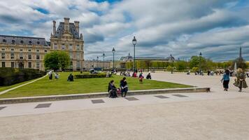 primavera tempo libero scena con diverso persone rilassante a jardin des tuileries nel Parigi, Francia, catturato su aprile 14, 2024, suggerendo vacanza viaggio e urbano vita foto