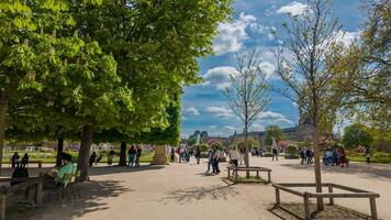soleggiato primavera giorno a un' vivace parigino parco con gente del posto e turisti godendo il all'aperto, con lussureggiante verde, catturato nel Parigi, Francia, su aprile 14, 2024 foto