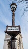 Vintage ▾ strada lampada con posto charles de gaulle cartello, con il arco de triomphe nel il sfondo, Parigi, Francia, tiro su aprile 14, 2024 foto