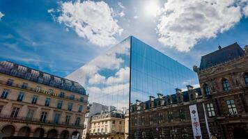 contemporaneo bicchiere architettura contrasti con classico parigino edifici sotto un' soleggiato cielo vicino il persiana di ventilazione Museo, Parigi, Francia, aprile 14, 2024 foto