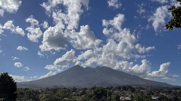 bellissimo paesaggio mattina Visualizza di montare salak o gunung salak prese a partire dal batu tuli la zona nel centrale bogor città Indonesia foto