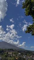 bellissimo paesaggio mattina Visualizza di montare salak o gunung salak prese a partire dal batu tuli la zona nel centrale bogor città Indonesia foto