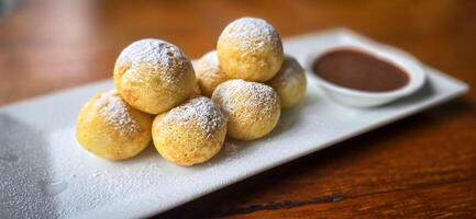 fatti in casa olandese poffertjes mini Pancakes con glassatura in polvere zucchero e cioccolato otturazioni con addizionale cioccolato salsa foto