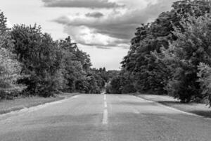 bellissimo vuoto asfalto strada nel campagna su leggero sfondo foto