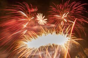 fuochi d'artificio sul fiume nel cielo scuro foto