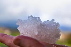 grandine palle nel marzo, naturale primavera tempo atmosferico, può causa danni foto