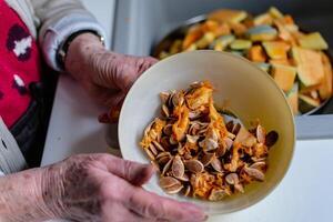 taglio un' zucca nel il cucina per cucinando e congelamento foto