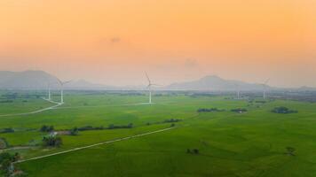 Visualizza di turbina verde energia elettricità, mulino a vento per elettrico energia produzione, vento turbine generando elettricità su riso campo a phan suonò, ninh gio Provincia, Vietnam foto