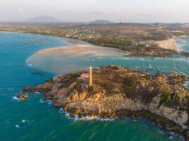 aereo Visualizza di ke ga spiaggia a mui no, phan ladro, bin Thuan, Vietnam. ke ga capo o faro è il maggior parte preferito destinazione per visitatori. foto