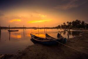 tradizionale Barche a o prestito laguna nel tramonto, phu yen Provincia, Vietnam foto