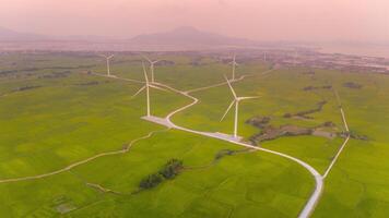 Visualizza di turbina verde energia elettricità, mulino a vento per elettrico energia produzione, vento turbine generando elettricità su riso campo a phan suonò, ninh gio Provincia, Vietnam foto