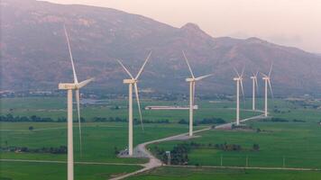 Visualizza di turbina verde energia elettricità, mulino a vento per elettrico energia produzione, vento turbine generando elettricità su riso campo a phan suonò, ninh gio Provincia, Vietnam foto