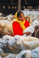 vietnamita donna con agnello su un' campagna, un' pecora azienda agricola nel il steppa zona nel ninh gio Provincia, Vietnam. foto