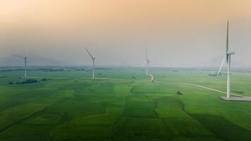 Visualizza di turbina verde energia elettricità, mulino a vento per elettrico energia produzione, vento turbine generando elettricità su riso campo a phan suonò, ninh gio Provincia, Vietnam foto