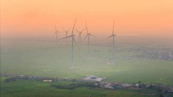 Visualizza di turbina verde energia elettricità, mulino a vento per elettrico energia produzione, vento turbine generando elettricità su riso campo a phan suonò, ninh gio Provincia, Vietnam foto