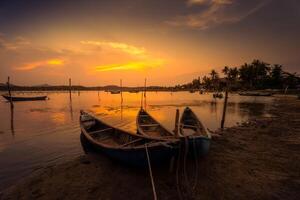 tradizionale Barche a o prestito laguna nel tramonto, phu yen Provincia, Vietnam foto