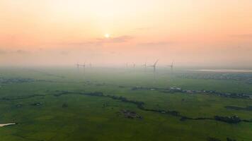 Visualizza di turbina verde energia elettricità, mulino a vento per elettrico energia produzione, vento turbine generando elettricità su riso campo a phan suonò, ninh gio Provincia, Vietnam foto