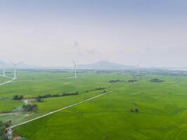 Visualizza di turbina verde energia elettricità, mulino a vento per elettrico energia produzione, vento turbine generando elettricità su riso campo a phan suonò, ninh gio Provincia, Vietnam foto