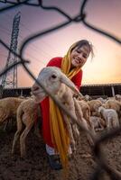 vietnamita donna con agnello su un' campagna, un' pecora azienda agricola nel il steppa zona nel ninh gio Provincia, Vietnam. foto