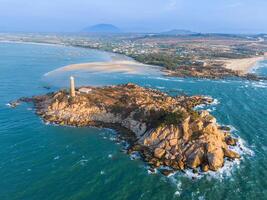 aereo Visualizza di ke ga spiaggia a mui no, phan ladro, bin Thuan, Vietnam. ke ga capo o faro è il maggior parte preferito destinazione per visitatori. foto