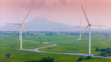 Visualizza di turbina verde energia elettricità, mulino a vento per elettrico energia produzione, vento turbine generando elettricità su riso campo a phan suonò, ninh gio Provincia, Vietnam foto