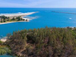 aereo Visualizza di posizione un pesca villaggio, Vung tau città. un' pesca porta con tsunami protezione calcestruzzo blocchi. paesaggio urbano e tradizionale Barche nel il mare. foto