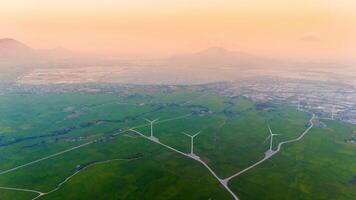 Visualizza di turbina verde energia elettricità, mulino a vento per elettrico energia produzione, vento turbine generando elettricità su riso campo a phan suonò, ninh gio Provincia, Vietnam foto